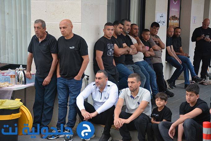 اهالي جلجولية يؤدون صلاة عيد الاضحى في ساحة مسجد الروضة في جلجولية 